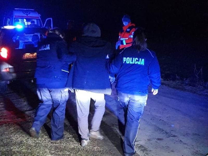 W gminie Tarłów policjanci i strażacy szukali kobiety, która wzburzona wyszła z domu. Zobacz zdjęcia 