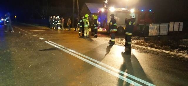 Wypadek w miejscowości Janów w gminie Sienno. Trzy osoby ranne. Zobaczcie zdjęcia