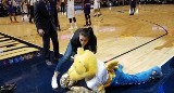Joanna Jędrzejczyk nokautuje... maskotkę NBA! [wideo]