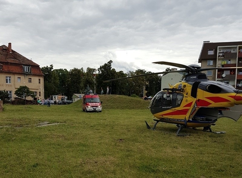 Lądowanie śmigłowca LPR na osiedlu przy ul. Dworcowej w...