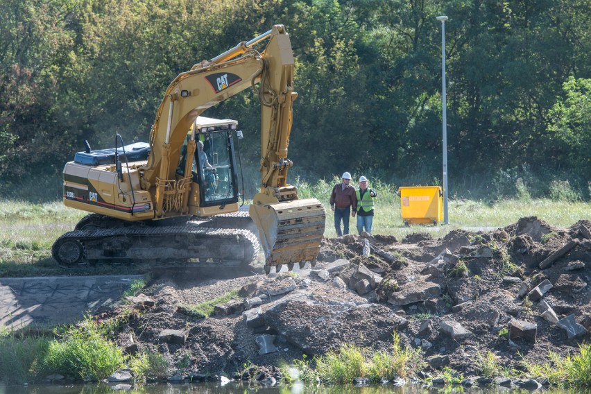 W poniedziałek rozpoczęło się usuwanie betonowych umocnień...