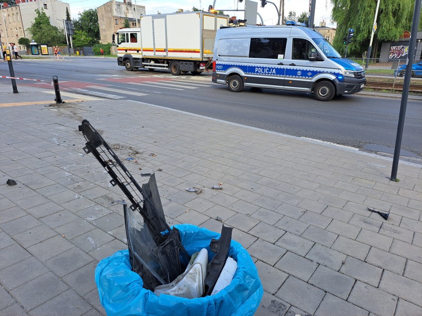 Wypadek karetki na ulicy Paderewskiego w Łodzi. Ratownicy medyczni w szpitalu ZDJĘCIA