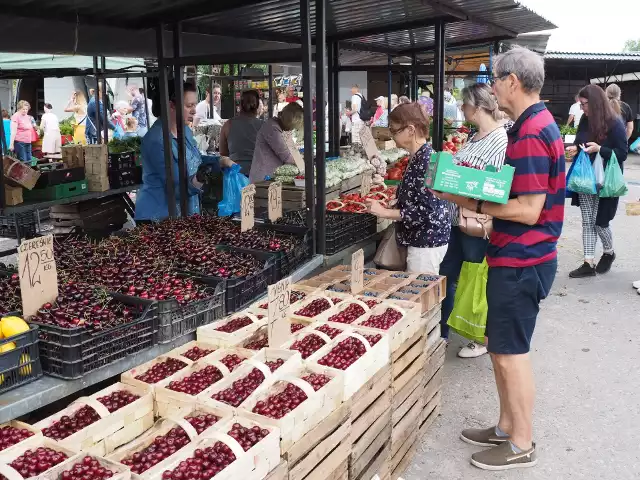 W piątek odwiedziliśmy miejskie targowisko przy ulicy Połczyńskiej w Koszalinie. Piątek to tradycyjnie dzień targowy. Koszalińskie targowisko odwiedza wówczas wielu mieszkańców miasta i regionu. Można tu znaleźć przede wszystkim owoce i warzywa, ale innych produktów również nie brakuje.Zobaczcie, co można było znaleźć na stoiskach >>>