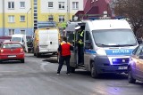 Wypadek na wrocławskim Kozanowie. Kurierka cofając busem potrąciła starszą kobietę [ZDJĘCIA]