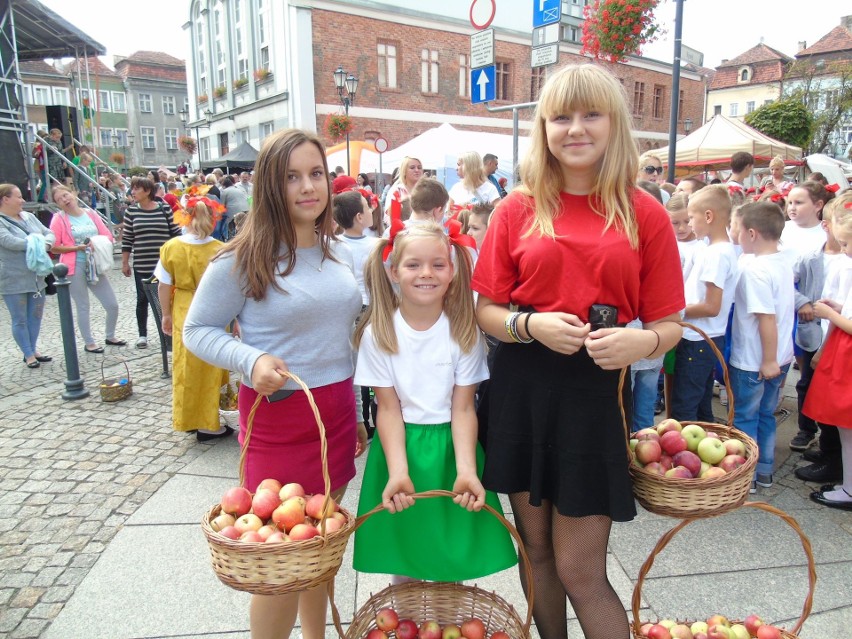 W sobotę wokół rynku pojawili się wystawcy oferujący...