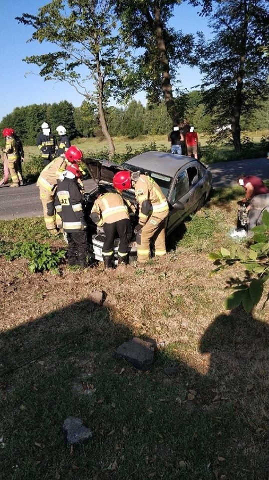 Wypadek pod Przasnyszem. Auto w rowie. Jedna osoba ranna. 13.08.2020. Zdjęcia