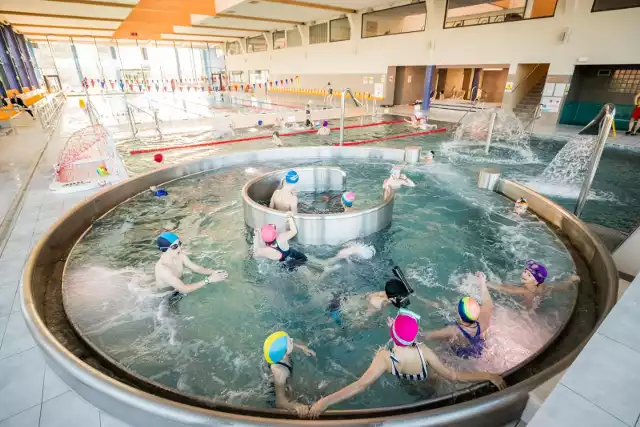 Na basenie Piąta Fala na Kapuściskach dzieci chętnych do pływania nie brakuje. Miasto w ferie funduje uczniom darmowe godziny na pływalniach.