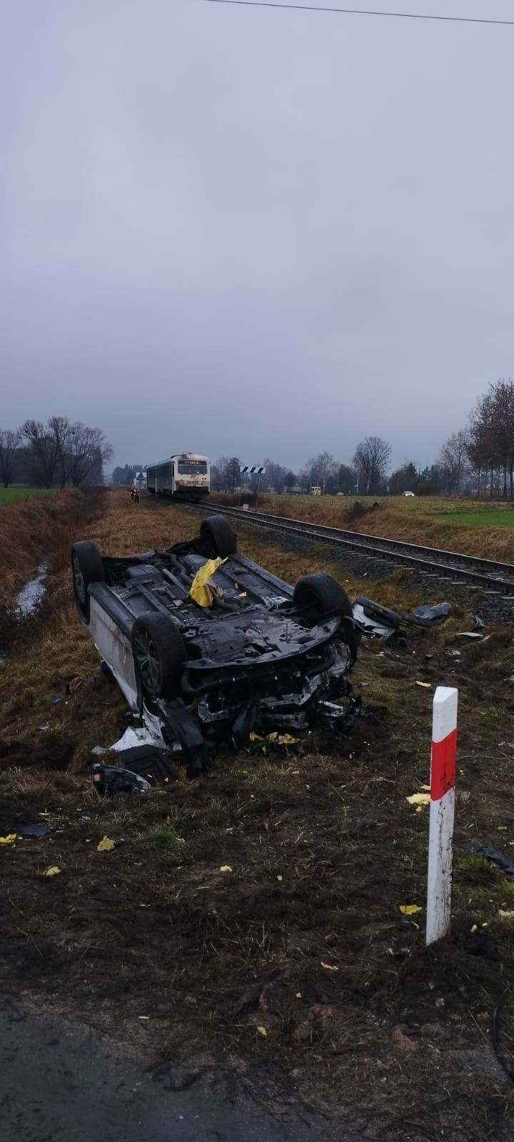 Wypadek na przejeździe kolejowym w Kujawsko-Pomorskiem. Zderzenie samochodu z pociągiem