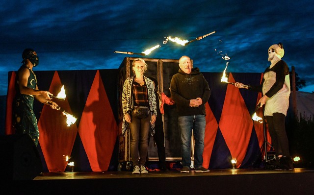 Fundacja Sztukmistrze gościła ze swoim ognistym show w Myślęcinku, bawiąc - i angażując! - publiczność podczas Festiwalu „Pozytywka” 2020