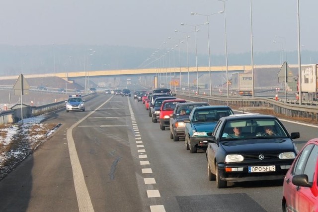 Wysokie ceny paliw. Protest na autostradzie A4Początkowo kierowcy stosowali się do zaleceń policji i wjeżdżając na A4 poruszali się sznurkiem po prawej stronie.