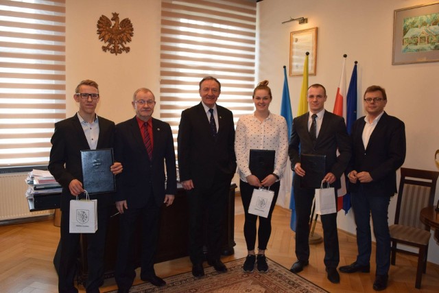 Od lewej: Marcel Chodura, skarbnik Jan Jaskulski, burmistrz Sylwester Lewicki, Anna Wloka, Tomasz Wloczyk, naczelnik wydziału edukacji Janusz Wojczyszyn.