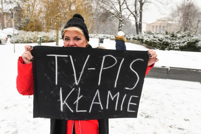 Około dwudziestu osób zebrało się w sobotę w południu na poznańskim placu Mickiewicza. Chcieli w ten sposób zaprotestować przeciwko mowie nienawiści w TVP. Przejdź dalej i zobacz kolejne zdjęcia --->