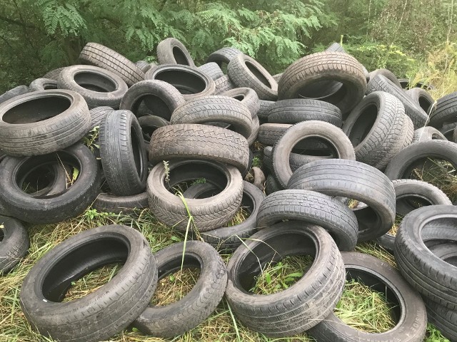 Dzikie wysypiska śmieci pojawiają się jak grzyby po deszczu na terenie po byłej kopalni 1 Maja