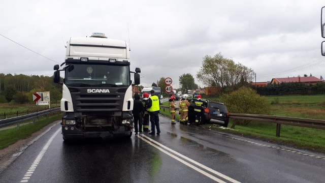 Do groźnego zdarzenia doszło dziś rano (30 września) na drodze krajowej nr 5 w Zamościu pod Szubinem (powiat nakielski). Droga jest zablokowana, utrudnienia mają potrwać ok. 1,5 godziny.Jak informuje dyżurny Komendy Wojewódzkiej Państwowej Straży Pożarnej w Toruniu do zdarzenia doszło w poniedziałek ok. godz. 8.30. Na 64 kilometrze grogi krajowej nr 5 w miejscowości Zamość zderzył się samochód ciężarowy i osobowy. Jest jedna osoba poszkodowana. Na miejscu pracują strażacy, a ruch jest zablokowany. Utrudnienia potrwają ok 1,5 godziny.Policyjna grupa "SPEED" wyrusza na drogi Kujaw i Pomorza