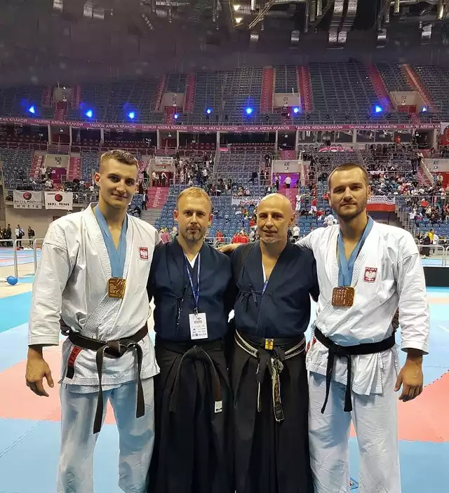 Dawid Rojowski i Łukasz Radwański wraz z trenerami klubowymi.