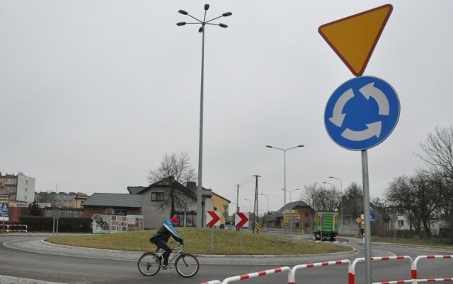 Do magistratu wpływają kolejne wnioski na nazwanie ronda, tymczasem większość internautów proponuje nienadawanie żadnej nazwy. Mieszkańcy Praszki mówią na to skrzyżowanie: rondo Belki.