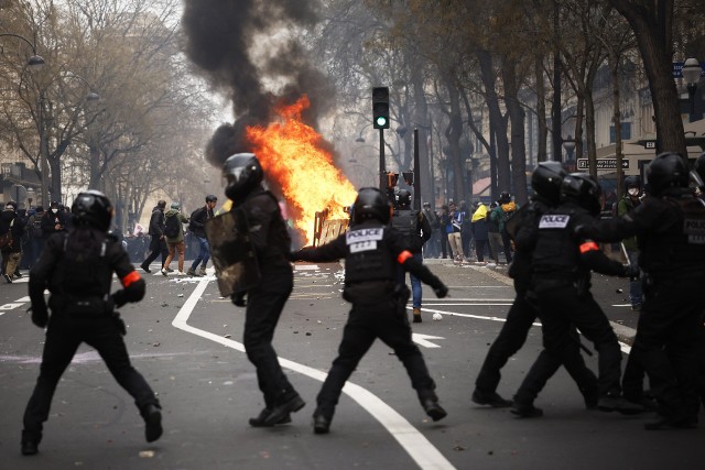 Starcia na paryskich bulwarach. Francuscy związkowcy zapowiadają kolejne protesty przeciwko reformie emerytalnej Macrona.
