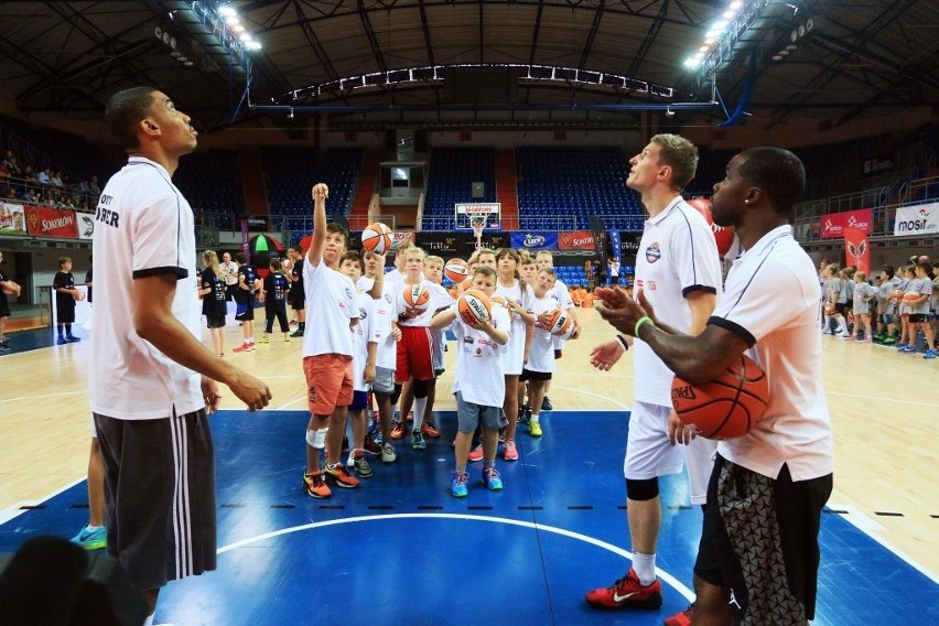 Koszykarski camp Marcina Gortata w hali Globus. Polakowi pomagają gwiazdy NBA