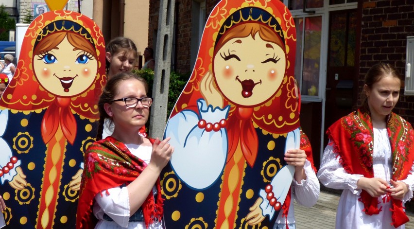 Matrioszki - kolorowe lalki w rosyjskich strojach ludowych...