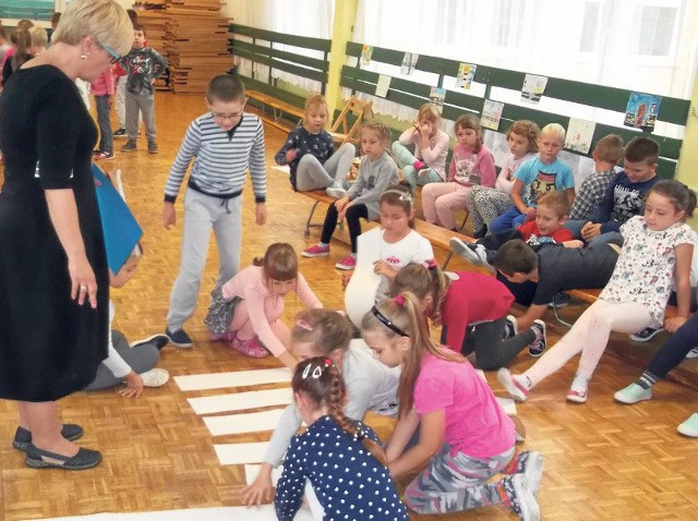 Jedno z zadań polegało na ułożeniu ulicznej zebry oraz umieszczeniu przy niej znaków, informujących kierowców, że tu jest przejście dla pieszych