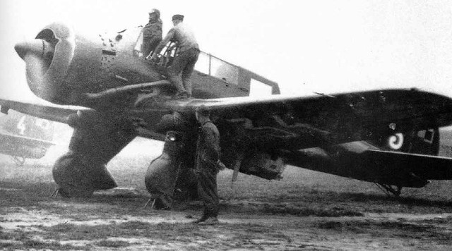 Samolot PZL 23 Karaś służył przed wojną w eskadrach rozpoznawczych i bombowych.Przejdź do kolejnego zdjęcia --->