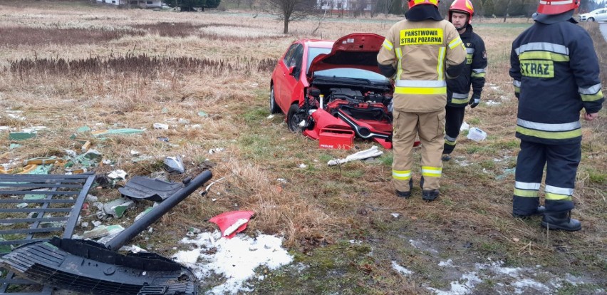 W Wielkiej Wsi samochód osobowy wypadł z drogi i uderzył w...