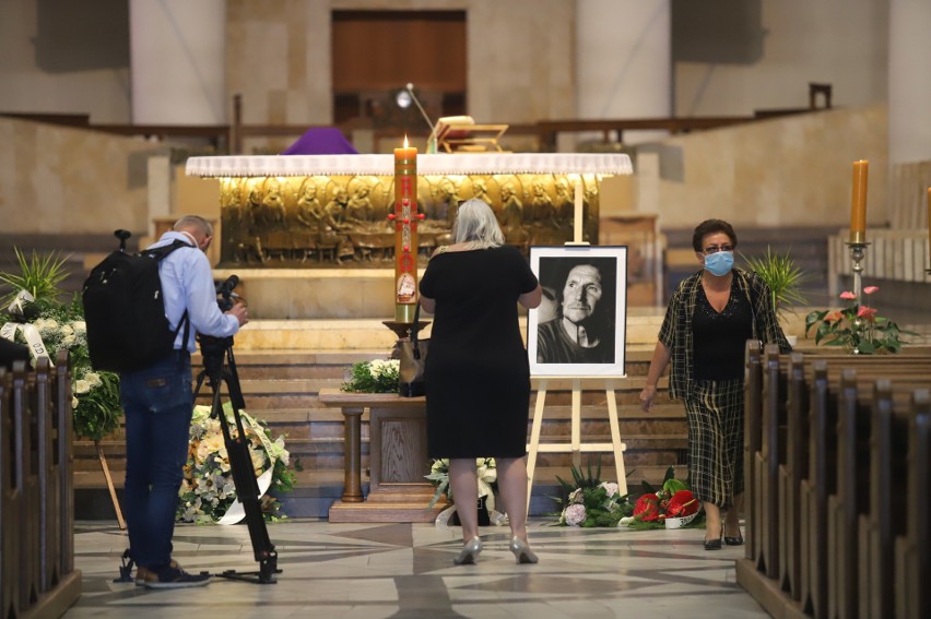 Przejmujący pogrzeb Michała Giercuszkiewicza w Katowicach. Organy Józefa Skrzeka w kościele, harmonijka bluesowa pod katedrą