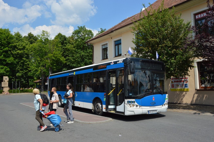 Autobus 211 (Niepołomice - Chobot - Kombinat) ma tylko po 17...
