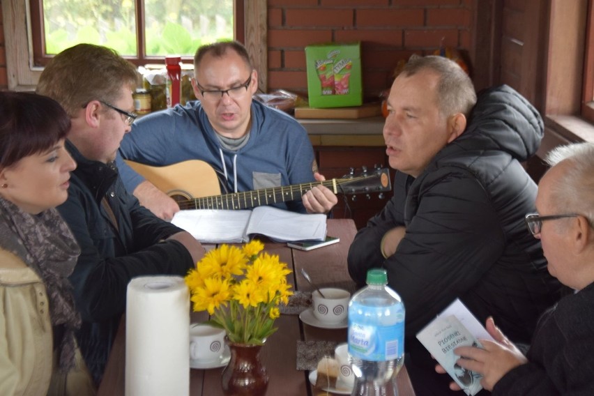 Stowarzyszenie „Z Nami Raźniej” rozpoczęło działalność. Założyli je Piotr Płoskonka i Piotr Kardas. Celem pomoc dla niepełnosprawnych  