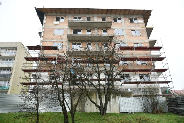 Firma HPM Szafraniec deklaruje, że apartamentowiec przy ulicy Kazimierza Wielkiego w Busku ukończy do końca wakacji 2023. >>>Zdjęcia z budowy na kolejnych slajdach
