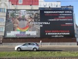 Wulgarny plakat na Śródce: Obcokrajowcy wstrząśnięci homofobią w Poznaniu [ZDJĘCIA]