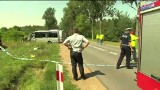 Czołowe zderzenie busa i osobówki. Trzy osoby nie żyją, pięć jest rannych (wideo)