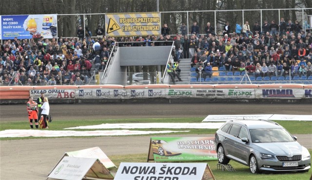 Brama prowadząca do przyszłego parkingu technicznego na grudziądzkim stadionie (na pierwszym wirażu) już powstała, w trakcie 3. etapu przebudowy. Budowa parkingu technicznego dla ciężkiego sprzętu to jedno z pierwszych zadań 4 etapu, do realizacji do 15 kwietnia 2017 r.