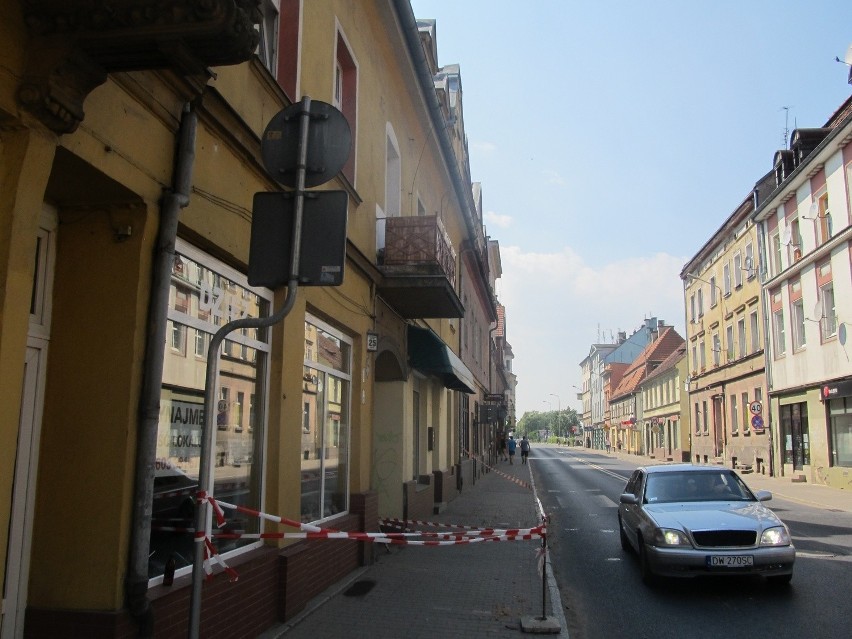 Wrocław: Zamknięta Średzka. Wielki korek w Leśnicy, bo sypie się dach budynku