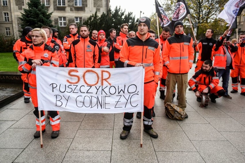 Poznań: Ratownicy medyczni pikietowali przed Urzędem Wojewódzkim [ZDJĘCIA]