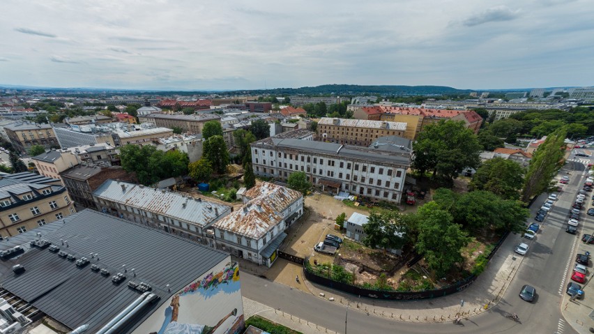 Kraków. Dwa światy obok siebie: z jednej strony zieleń, z drugiej beton i demolka