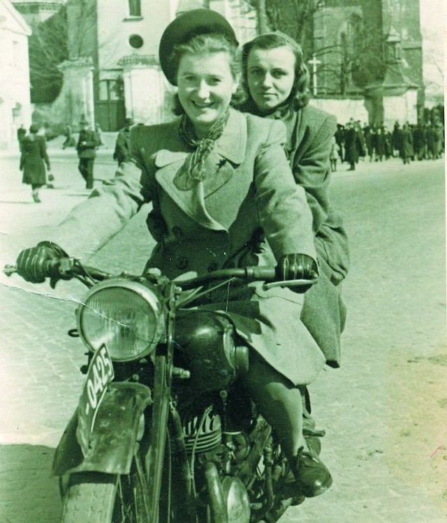 Wyzwolona białostoczanka na motorze w kwietniu 1949 roku.