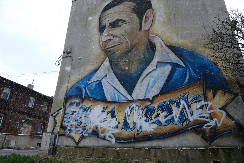 Zniszczony mural z Gerardem Cieślikiem