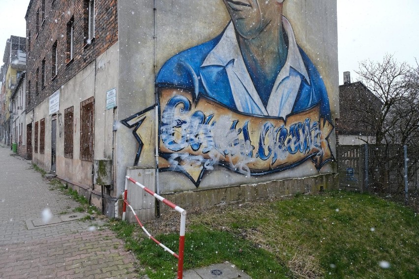 Zniszczony mural z Gerardem Cieślikiem