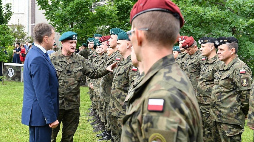 W trakcie spotkania minister M. Błaszczak wręczył medykom...