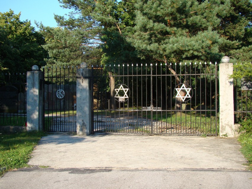 Niemcy zamordowali na cmentarzu żydowskim w Kielcach 45...