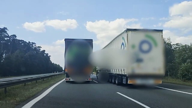 Kierowcy ciężarówek zobowiązani są do trzymania się prawego pasa ruchu na autostradach i drogach ekspresowych. Zabroniono im jednocześnie wyprzedzania innych pojazdów.