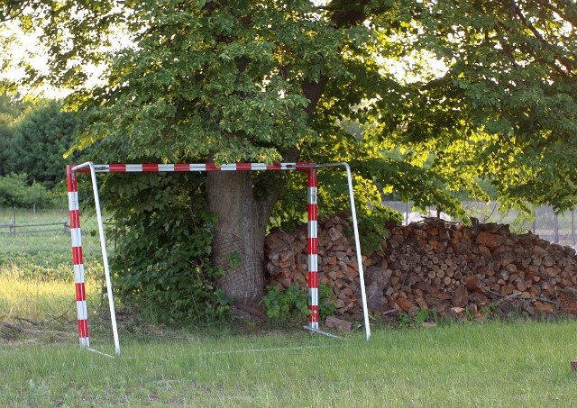 9 czerwca  po godzinie 18 na boisku rekreacyjnym w Sutnie 38-letni mieszkaniec gminy Mielnik podczas gry w piłkę nożną, stojąc na bramce próbował wykonać przewrót w przód nad poprzeczką bramki.