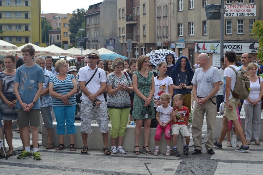 Pielgrzymi bawią się z mieszkańcami Rybnika w centrum miasta