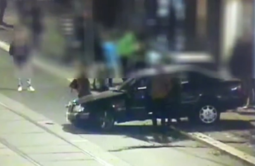 Pijany kierowca mercedesa wjechał na chodnik i zniszczył...
