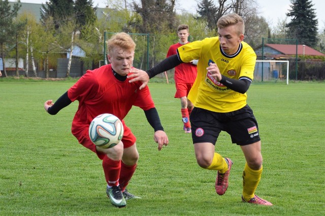 Adam Małek (z lewej, Dunajec) w pojedynku z Radosławem Babiuchem (Soła Oświęcim). Meczu grupy spadkowej małopolskiej ligi juniorów starszych, rozegranym w Oświęcimiu, miejscowa Soła przegrała z Dunajcem Zakliczyn 0-2.