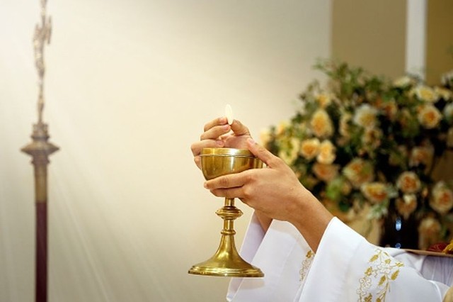 Już od wielu lat maj jest miesiącem Pierwszych Komunii Świętych. Dla wielu rodzin jest to bardzo ważne wydarzenie. Najważniejszy jest wymiar duchowy tej uroczystości, lecz niewątpliwie kwestia prezentów spędza sen z powiek wielu gościom. Znalezienie idealnego upominku jest naprawdę trudne i trzeba się sporo namęczyć, by coś wybrać. Coraz częściej w prezencie daje się kopertę z pieniędzmi. Ile? Sprawdzamy na kolejnych slajdach naszej galerii.