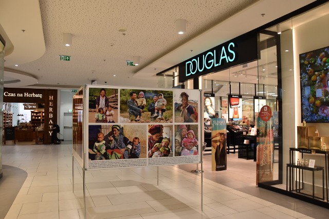 W Centrum Handlowym "Solaris" w Opolu można oglądać wystawę fotografii Elżbiety Dzikowskiej poświęconej dzieciom.