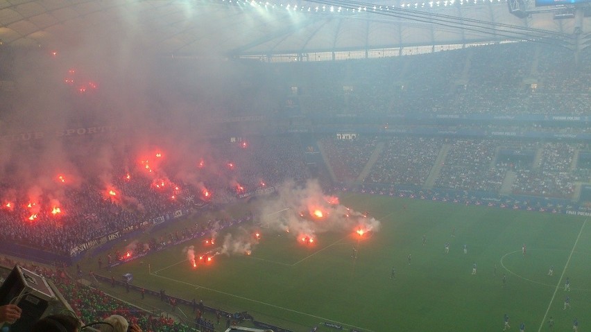 Skandaliczne zachowanie kibiców Lecha. Rzucali race na boisko, trafili  Malarza [ZDJĘCIA, WIDEO] | Gol24