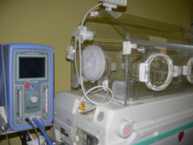 Sandomierski szpital dostał już od Fundacji WOŚP inkubator transportowy, który  ma zainstalowaną  butlę tlenową  i zestaw do oddechu wspomaganego